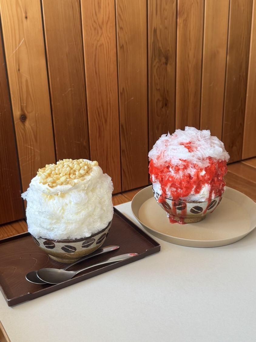 いちごレアチーズのかき氷とコーンのかき氷
