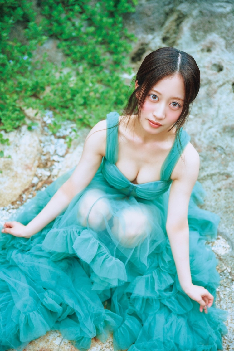 本人お気に入りの衣装。撮影初日の最後に撮影したカット。 「儚げなシーンもエモいです！」（撮影：岡本武志）