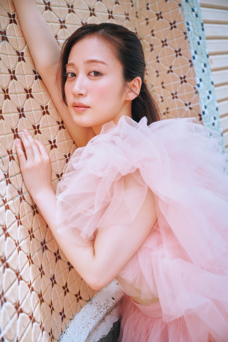 「約2年ぶりのグラビア撮影だったので、体がきれいに見える 立ち方など徐々に思い出していきました」 （撮影：岡本武志）