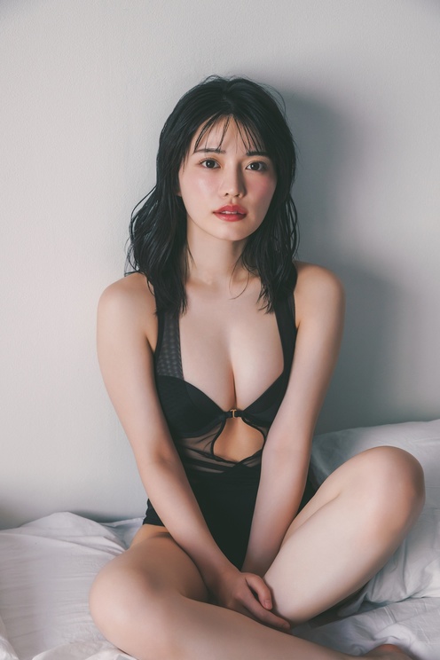 石浜芽衣「B.L.T.2025年12月号」(東京ニュース通信社刊) 撮影/上村透生