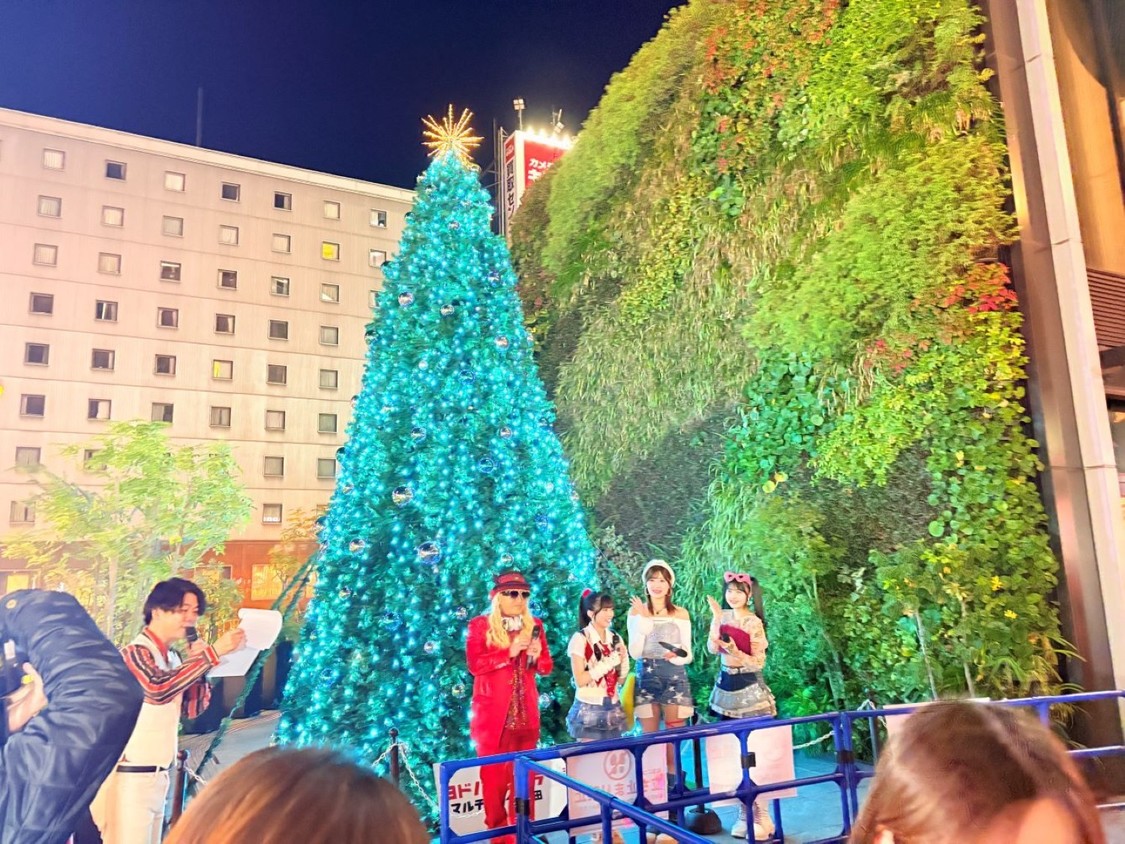 ＜クリスマスツリー点灯式＞大阪・ヨドバシカメラマルチメディア