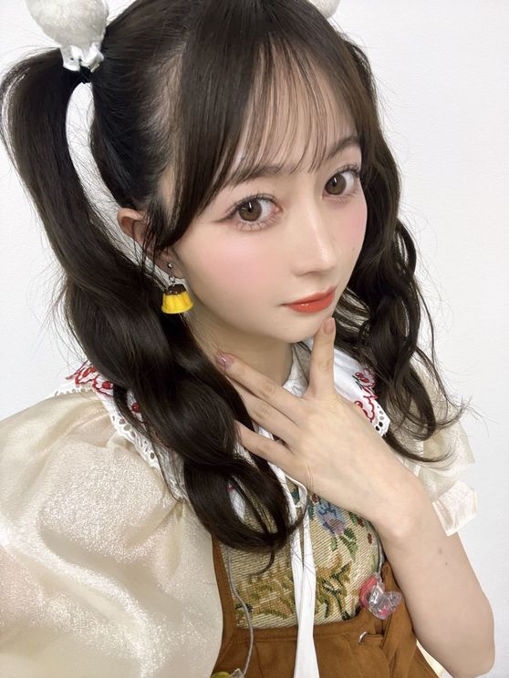 プリンのイヤリングが可愛い衣装です