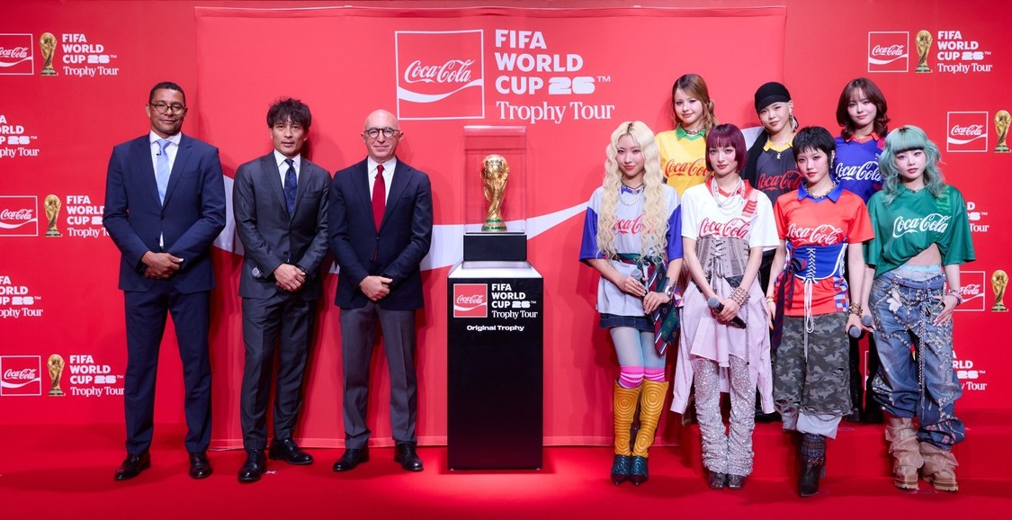 XG、W杯トロフィー初対面に歓喜！