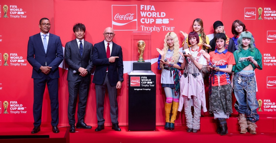 XG、W杯トロフィー初対面に歓喜！