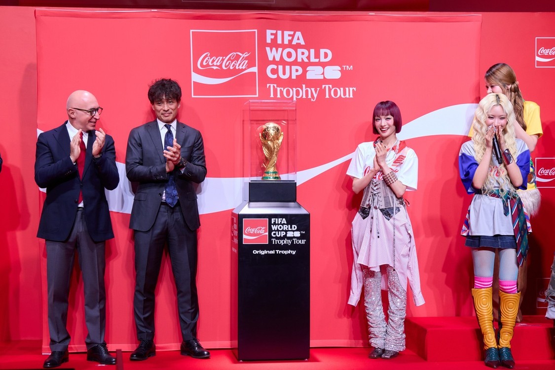 XG、W杯トロフィー初対面に歓喜！