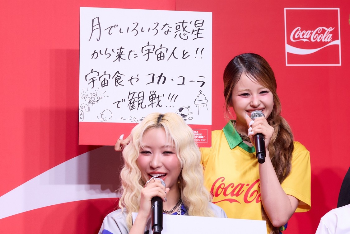 XG、W杯トロフィー初対面に歓喜！