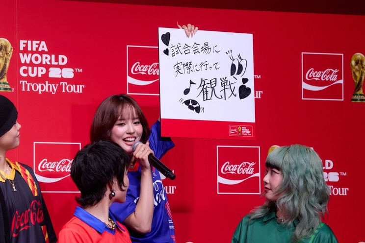 XG、W杯トロフィー初対面に歓喜！