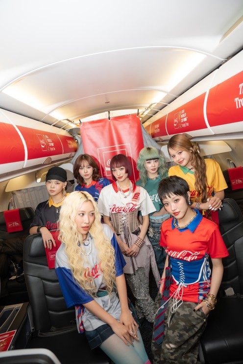 XG、W杯トロフィー初対面に歓喜！