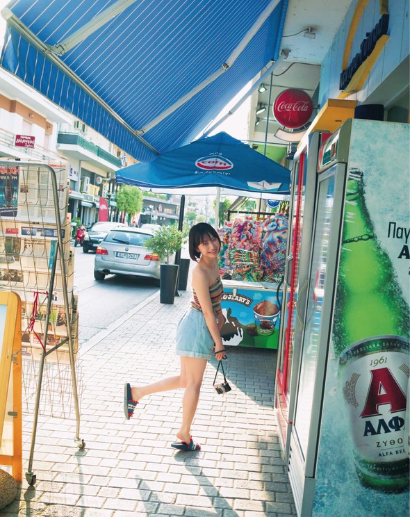 藤﨑ゆみあファースト写真集「FUJISAKI YUMIA」(東京ニュース通信社刊)