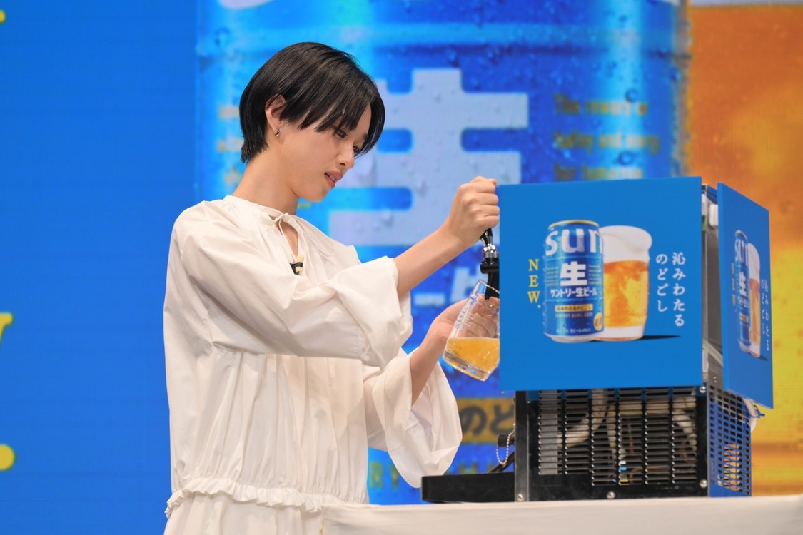 河合優実＆斉藤和義、新CM発表会で乾杯！ 2月10日