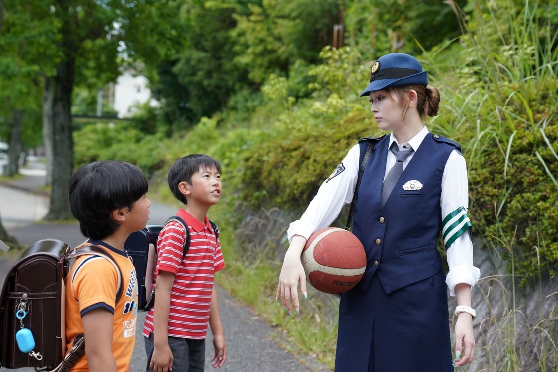 警察官として⼦供に注意する葵るり⼦（ゆうちゃみ）