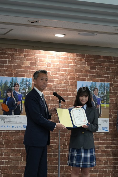 委任状を受け取る黒氏