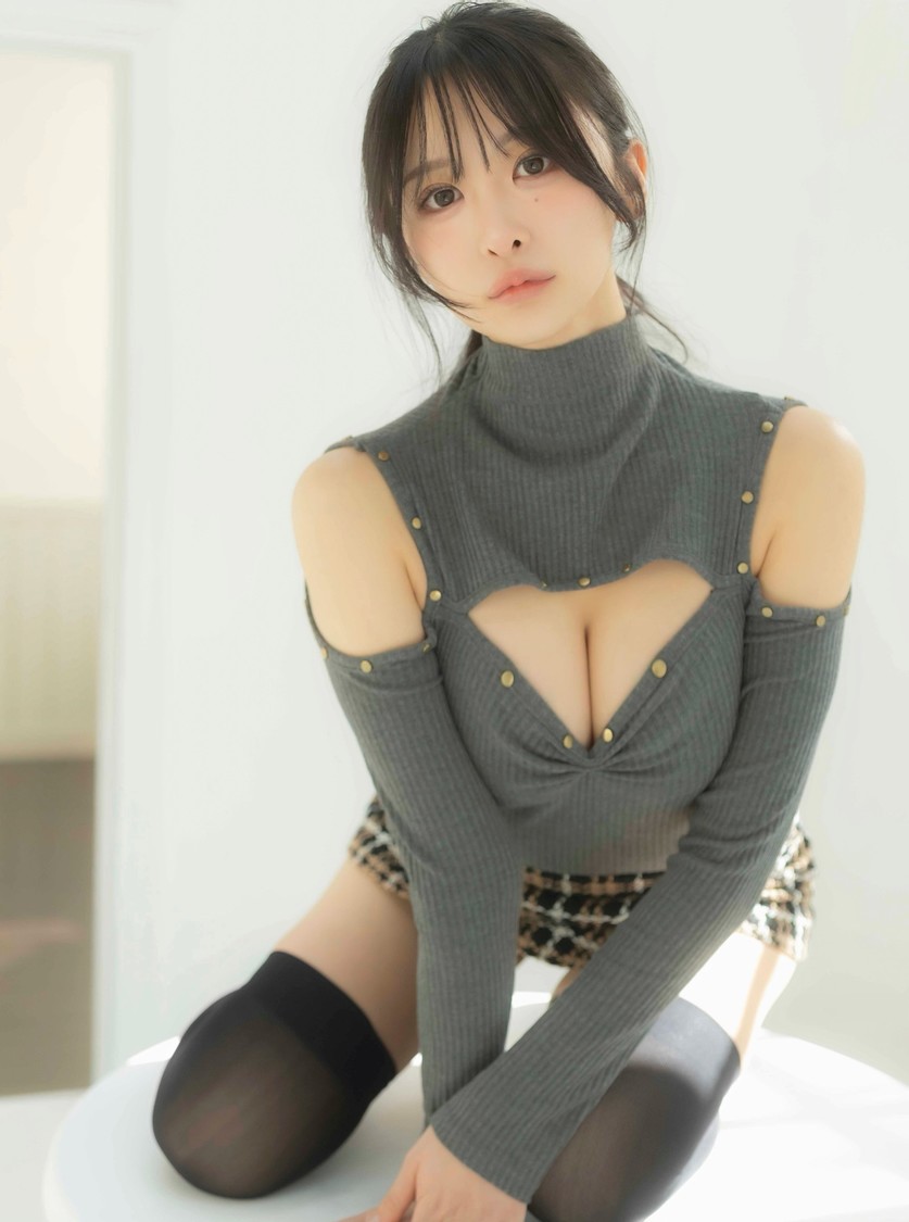 真島なおみ、2月16日発売『EX大衆』に登場！「絶対領域」テーマにSEXYな姿を披露  撮影／佐賀章広　EX大衆3月号（双葉社）