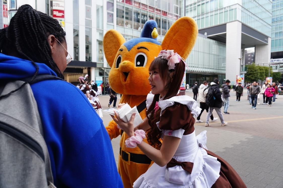 万世橋警察署「万引き防止キャンペーン」×秋葉原のメイドカフェ「あっとほぉーむカフェ」