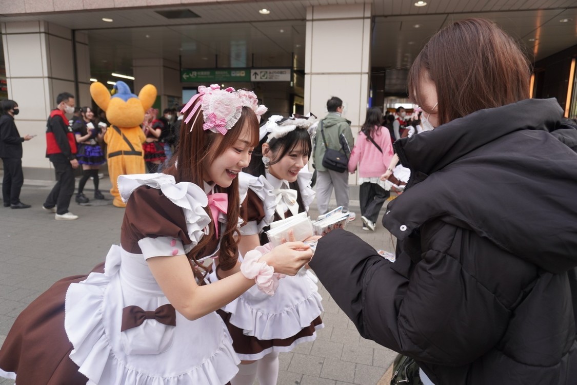 万世橋警察署「万引き防止キャンペーン」×秋葉原のメイドカフェ「あっとほぉーむカフェ」