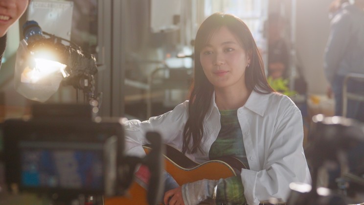 新TVCM「青空を飲んでゆけ。」編　生田絵梨花　メイキングカット