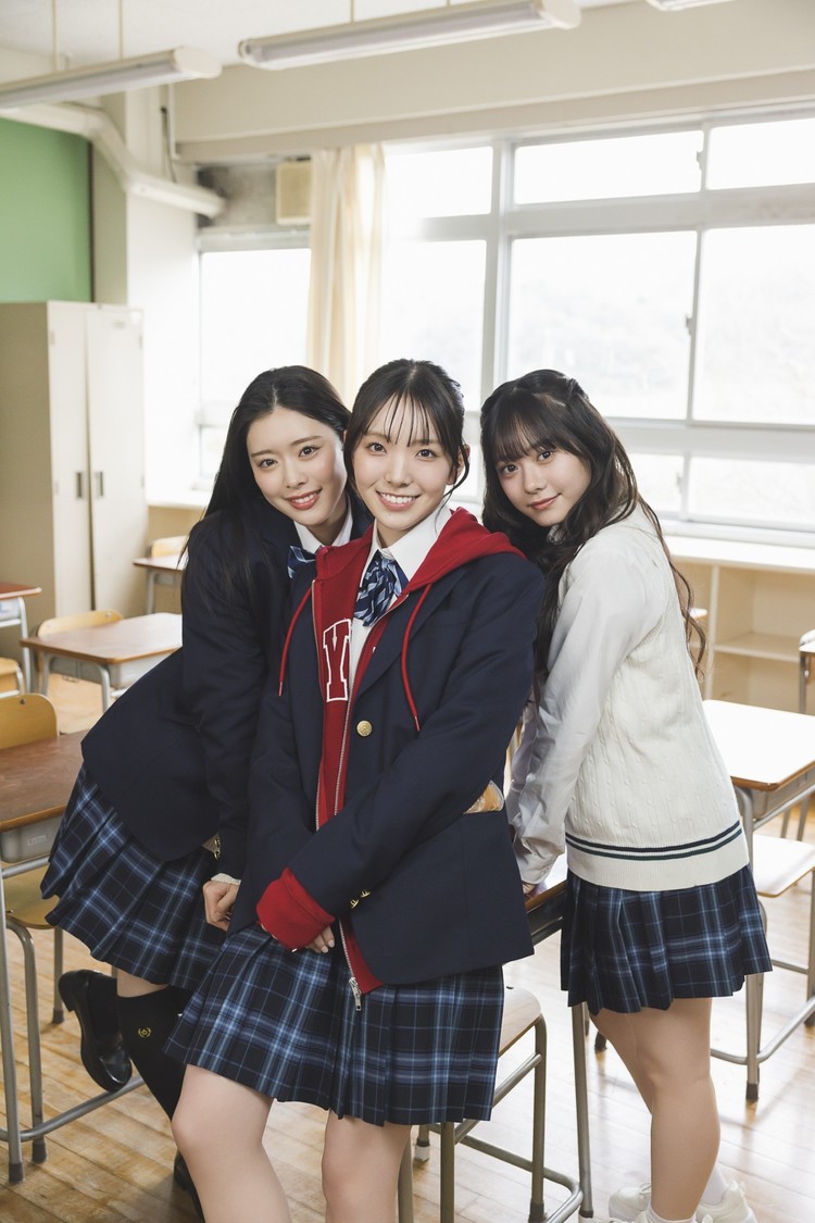 風見和香、桜井えま、仲村悠菜「B.L.T.graduation2026中学・高校卒業」（東京ニュース通信社刊）撮影／藤本和典