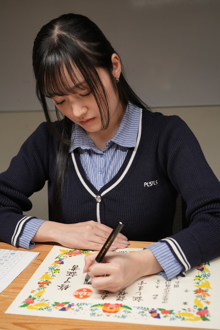 33枚の卒園証書に向き合う藤水