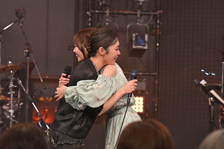 緊張している吉柳を中西が抱きしめる 