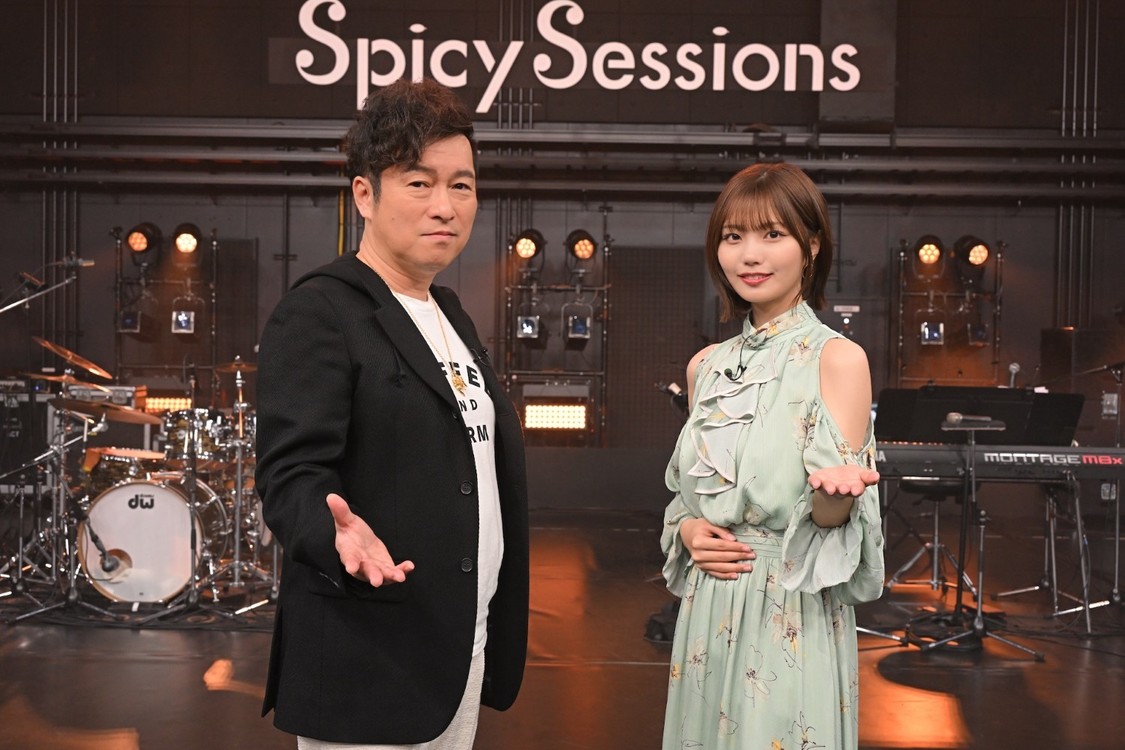 MCの黒沢 薫、中西アルノ 