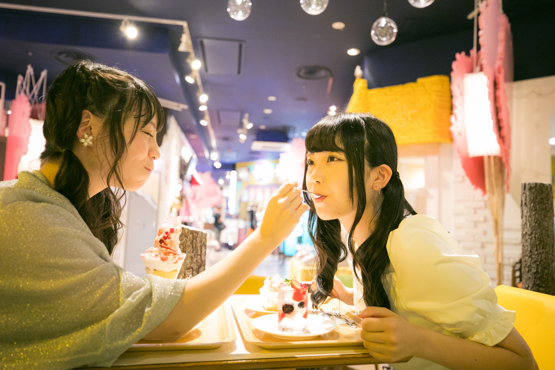 宇佐美幸乃（Luce Twinkle Wink☆）とPop'n'Roll副編集長 茉井良菜