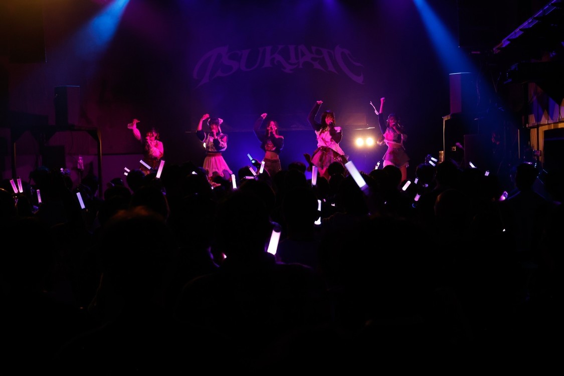 月に足跡を残した少女達は一体何を見たのか...