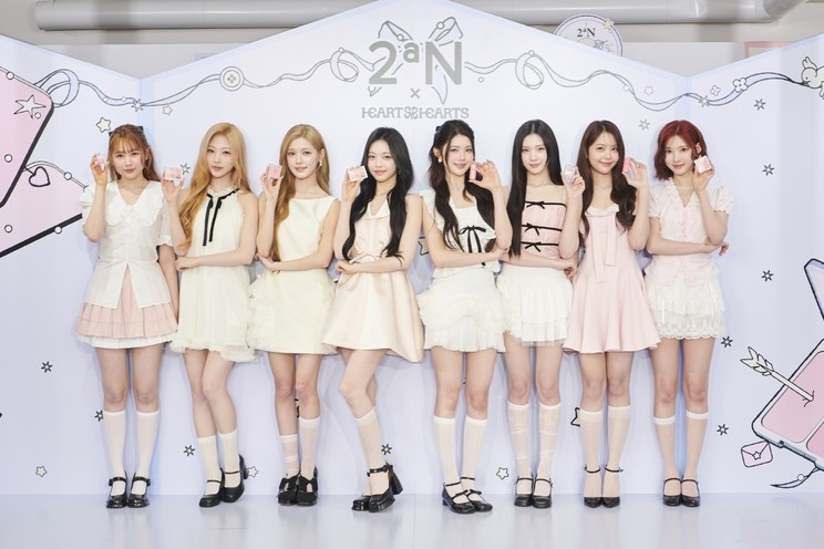 左から：イェオン、ステラ、ユハ、イアン、エイナ、ジュウン、カルメン、ジウ