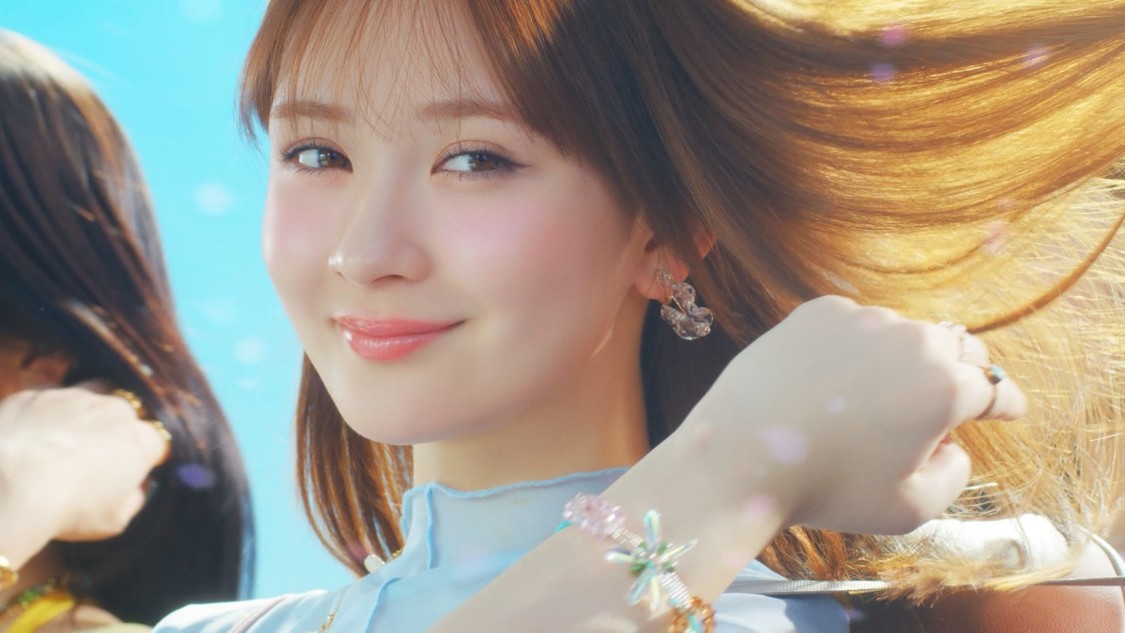 新CM「さらツヤすぎる!Essential!（LOVEマシーン）」篇