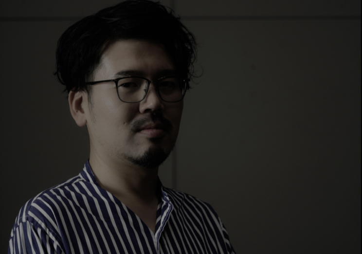 大野敏嗣監督 ©OVERSE/KING RECORDS