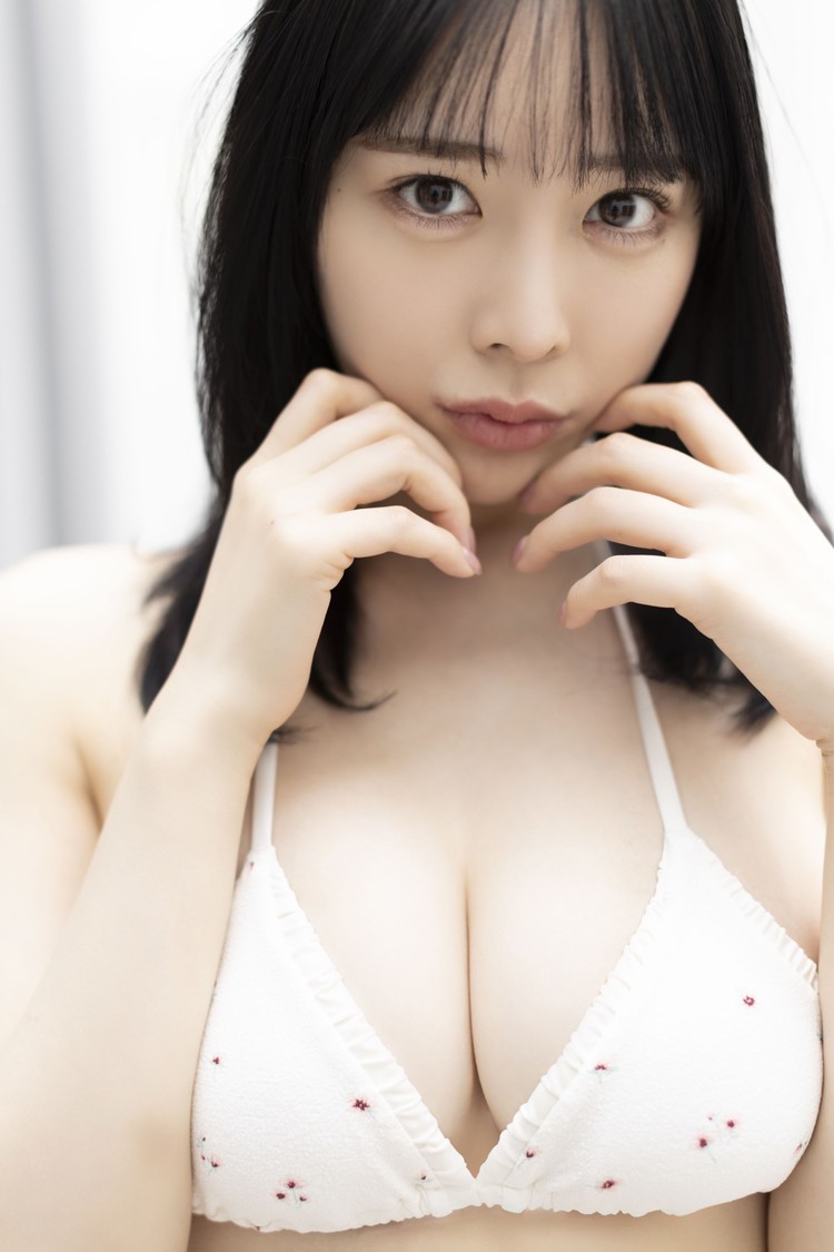 ＜「別冊ヤングチャンピオン」 七海りおアザーカット＞　(c)西條彰仁（秋田書店）