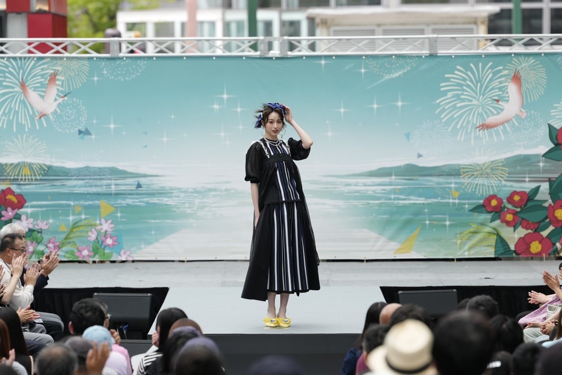 葛⻄杏也菜