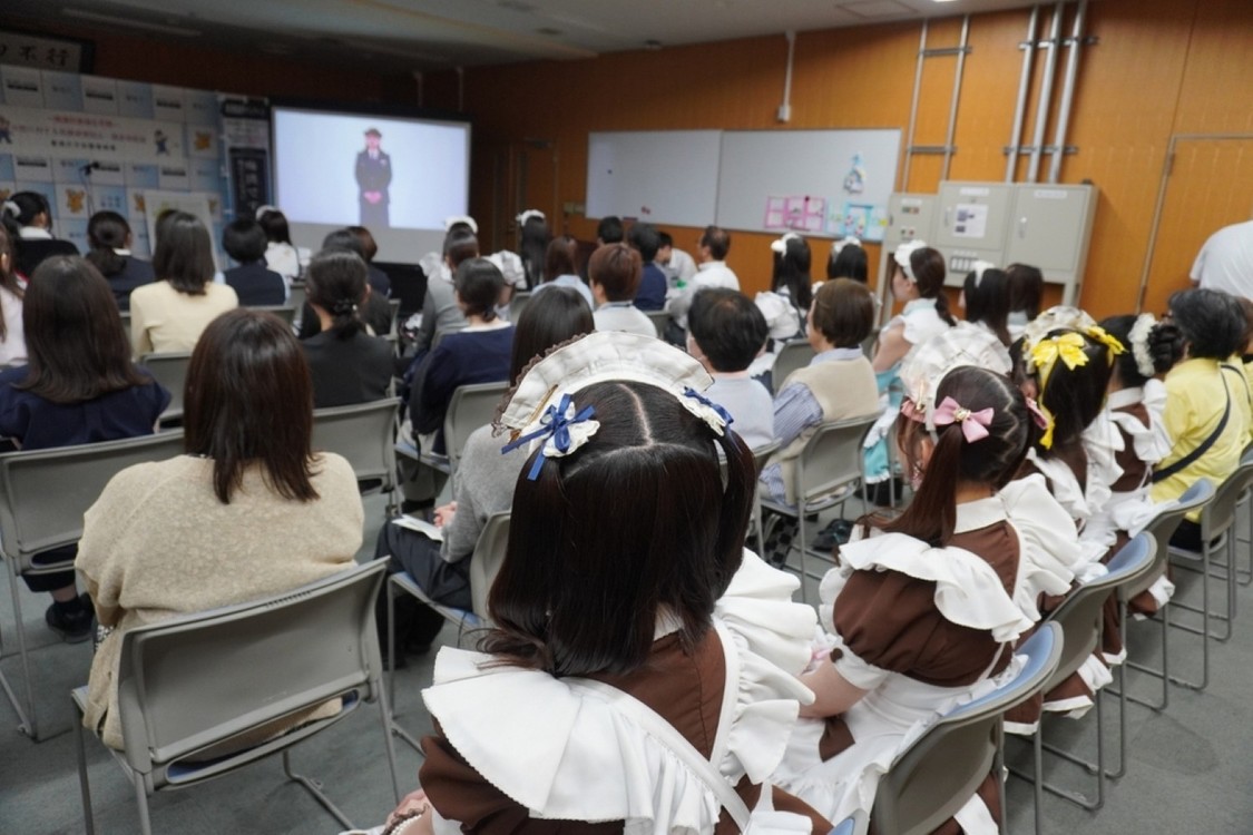 防犯に関するVTRを真剣に視聴する参加者たち