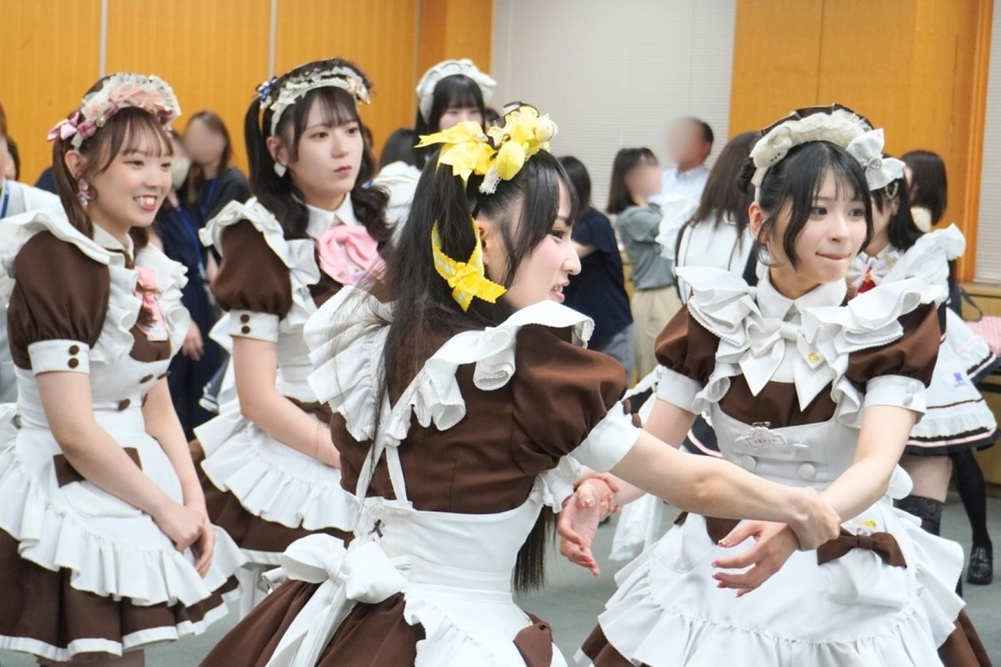 お手本を見て実践するメイドたち