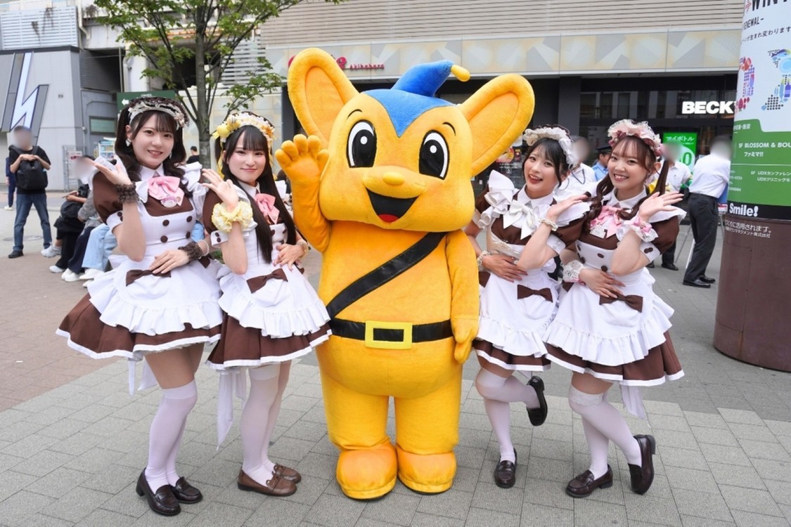 警視庁のシンボルマスコット「ピーポ君」と記念撮影