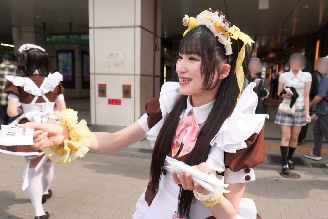 防犯を呼び掛けながらウエットティッシュを配りました