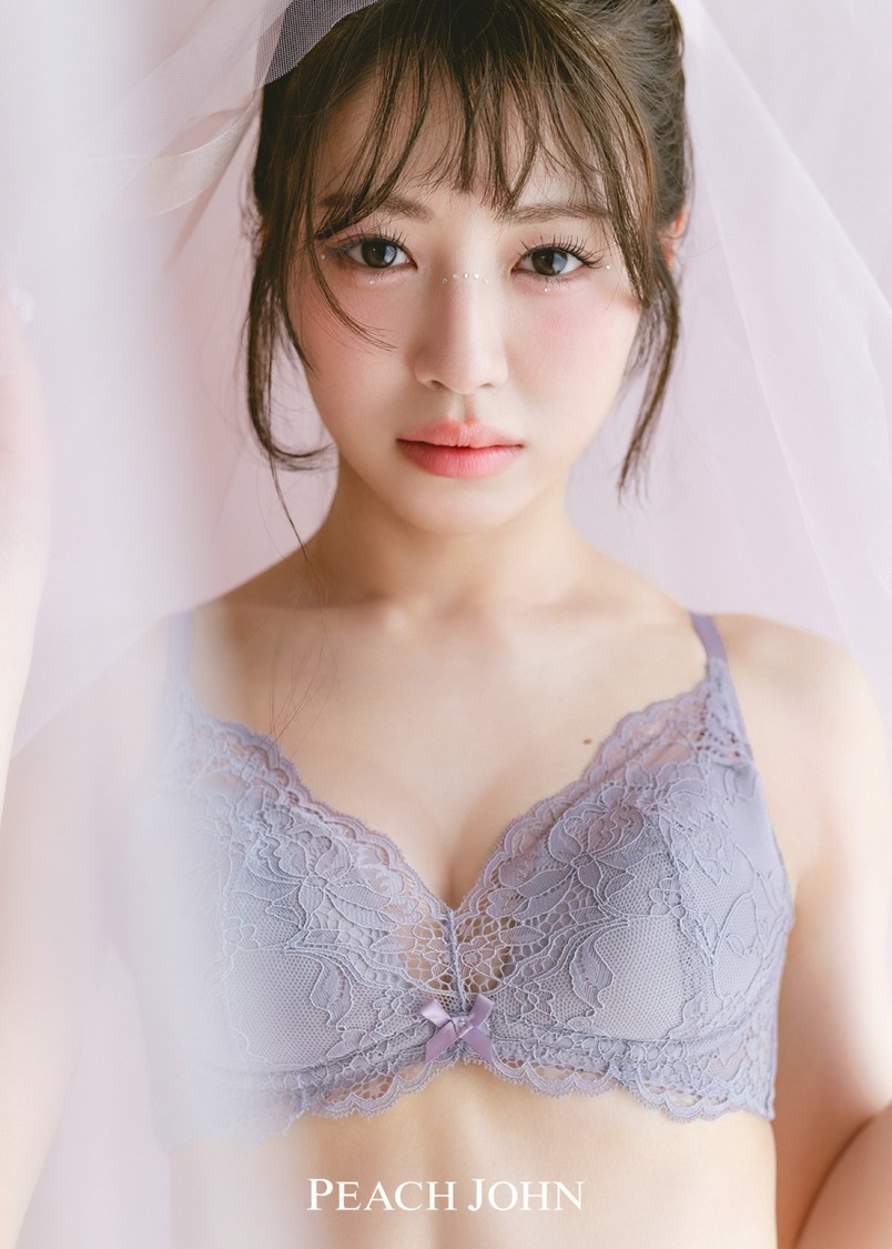 Look07 透け感レースが儚げな雰囲気のブラセット