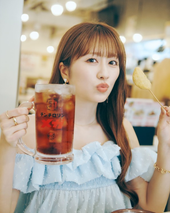 佐々木彩夏、写真集「ぺろり」 串カツ田中(東京)©SDP