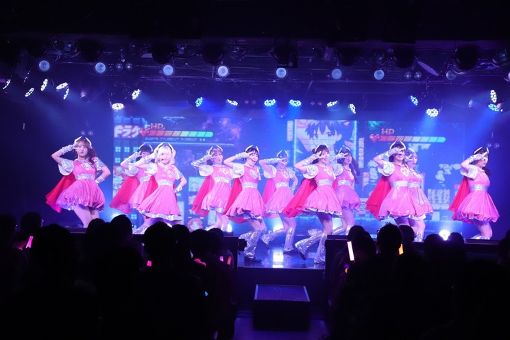 「スーパーソングっ」を披露するAKIBABROADWAY チームA