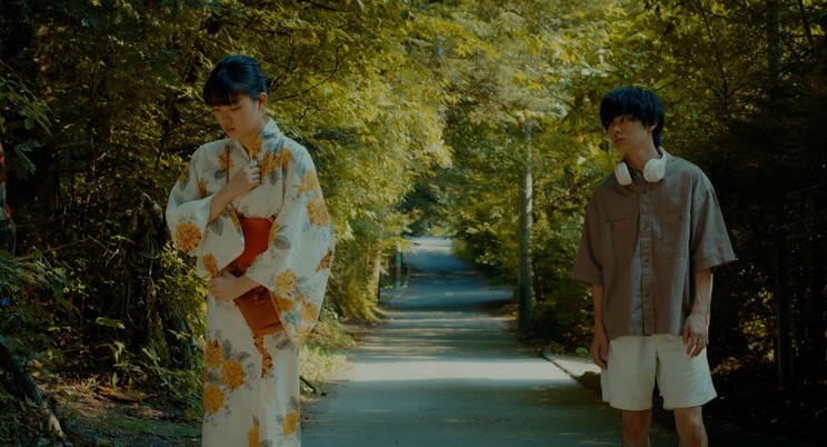 短編映画『悲しい音に触れる』莉里と牧。友人の距離を崩さず、夏祭りへ向かう二人