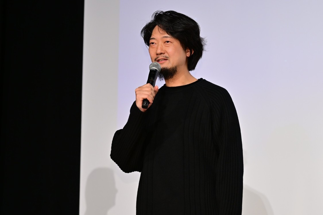 佐藤快磨監督　©2026「見上げてごらん」製作委員会