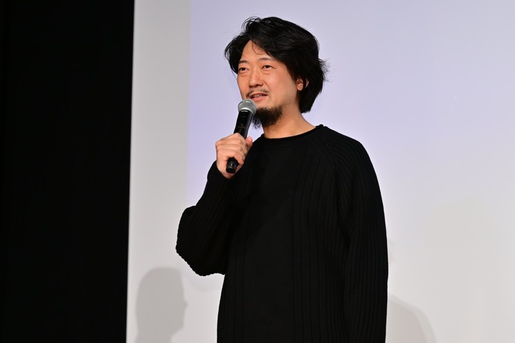 佐藤快磨監督　©2026「見上げてごらん」製作委員会