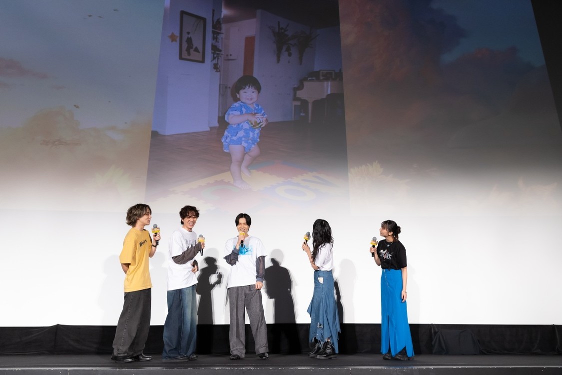 スクリーンには坂東幼少期