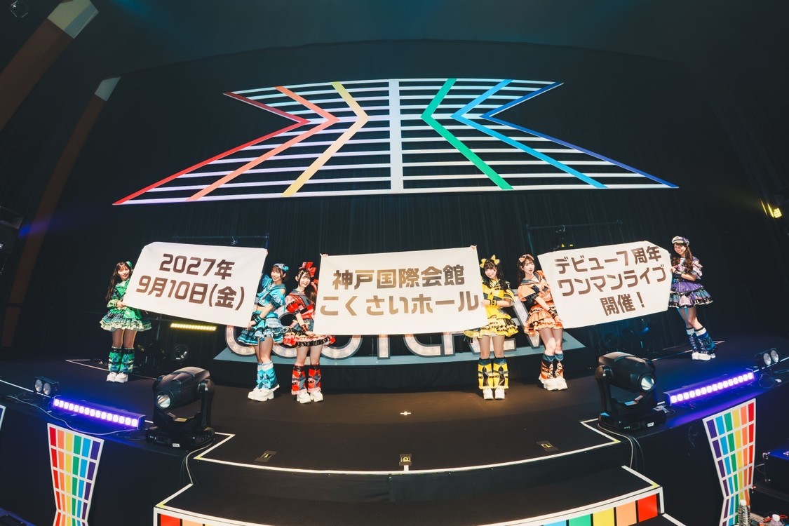 7周年ワンマンライブ開催を発表する6人
