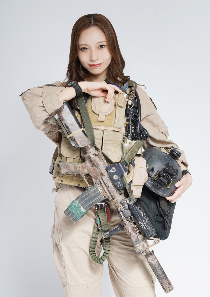 『川越紗彩 デジタル写真集 サバゲーさあや』 (C)ASTOWA BOOKS