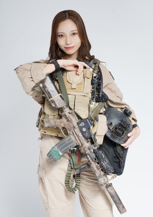 『川越紗彩 デジタル写真集 サバゲーさあや』 (C)ASTOWA BOOKS