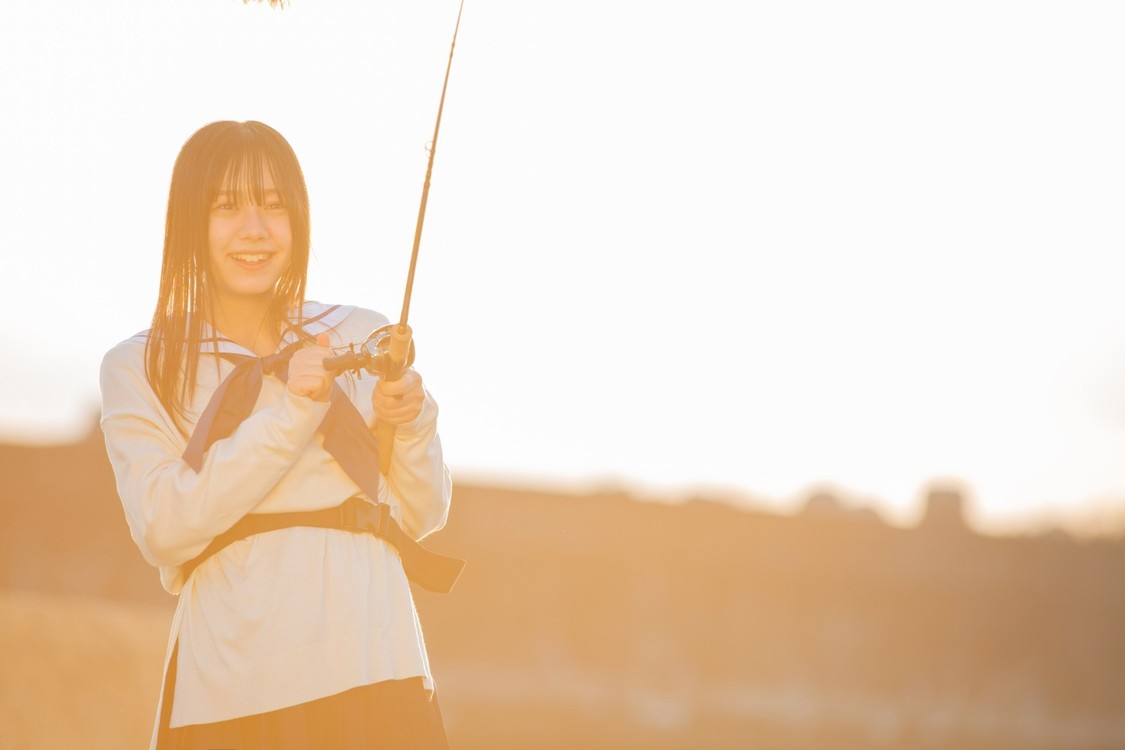 真理萌(仲村悠菜)　©山崎夏軌／SQUARE ENIX・「つりこまち」製作委員会