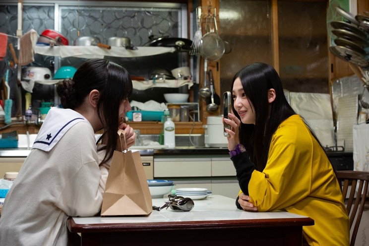 左から真理萌(仲村悠菜)、柳乃莉(吉本此那) ©山崎夏軌/SQUARE ENIX・「つりこまち」製作委員会