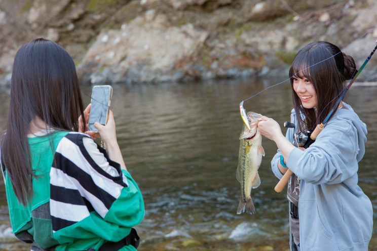 左から柳乃莉(吉本此那)、真理萌(仲村悠菜) ©山崎夏軌/SQUARE ENIX・「つりこまち」製作委員会