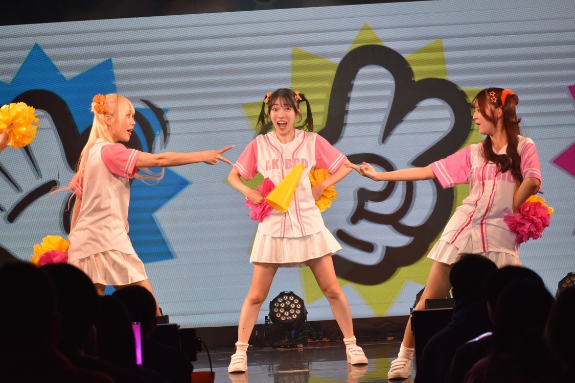 「グーチョッキンパー！」を披露するAKIBABROADWAYメンバー
