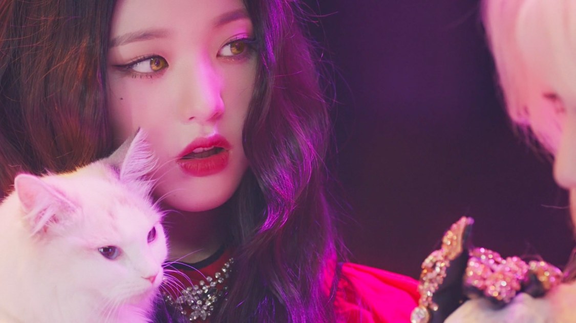 IZ*ONE「Vampire」MVより